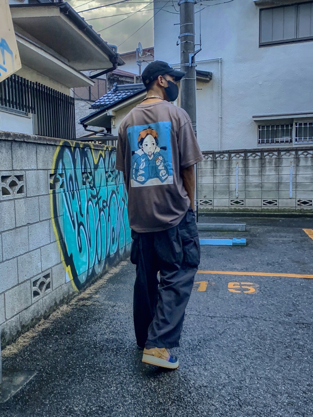 「Tシャツ、スニーカーコーデ、スニーカー、オーバーサイズ、ワイドパンツ、ストリート、ブラウン、秋のコーデ、秋コーデ、キャップ」｜「overprintのアイテム（Tシャツ/カットソー、ブラウン系）」を使った、"nicholas"さん（メンズ・187cm）の秋コーディネートの1枚目の写真
