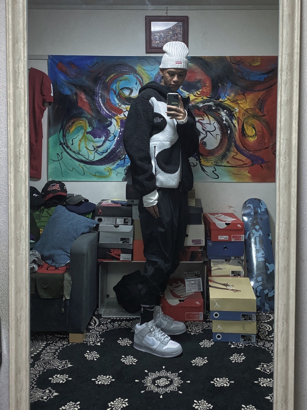 「winter、冬コーデ、冬、フリース、スニーカー、スニーカーコーデ、ナイキ、シュプリーム、黒、白Tシャツ」｜「Supreme のアイテム（ニットキャップ/ビーニー、ホワイト系）」を使った、"nicholas"さん（メンズ・187cm）の冬コーディネートの1枚目の写真