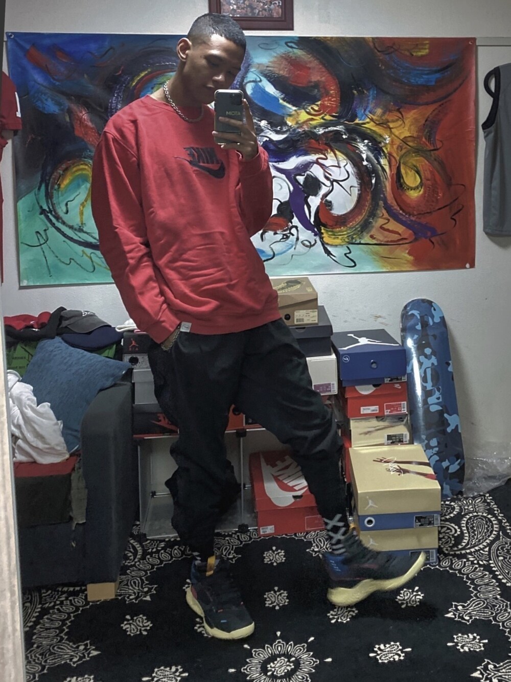 「スニーカー、ストリート、スニーカーコーデ、スニーカー好きと繋がりたい、ストリートコーデ、古着、古着MIX、冬コーデ、赤、黒」｜「NIKEのアイテム（スウェット、レッド系）」を使った、"nicholas"さん（メンズ・187cm）の冬コーディネートの1枚目の写真
