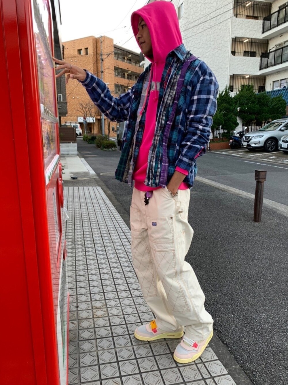 「summer、ネルシャツ、スニーカー、スニーカーコーデ、スニーカー好きと繋がりたい、ストリート、パーカー、パーカーコーデ、春コーデ、春」｜「KAPITALのアイテム（カーゴパンツ、ホワイト系）」を使った、"nicholas"さん（メンズ・187cm）の春コーディネートの1枚目の写真