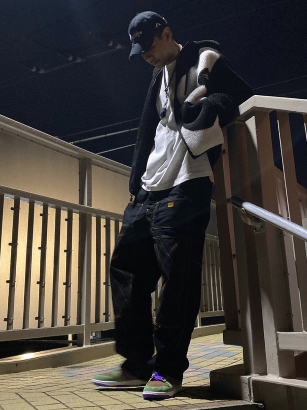 「シンプル、おしゃれさんと繋がりたい、オーバーサイズ、春コーデ、ワイドパンツ、フリース、NIKE、古着、シュプリーム、スニーカー」｜「KAPITALのアイテム（カーゴパンツ、ブラック系）」を使った、"nicholas"さん（メンズ・187cm）の春コーディネートの1枚目の写真
