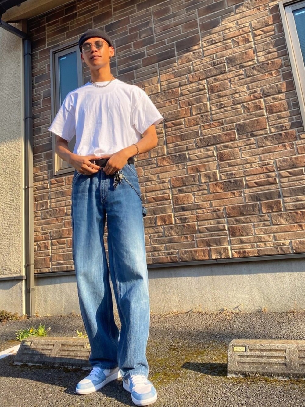 「白Tシャツ、初夏コーデ、ビッグシルエット、Tシャツ、大人カジュアル、カジュアル、カジュアルコーデ、今日のコーデ、スニーカー、ストリート」｜「Carharttのアイテム（デニムパンツ、ブルー系）」を使った、"nicholas"さん（メンズ・187cm）の夏コーディネートの1枚目の写真
