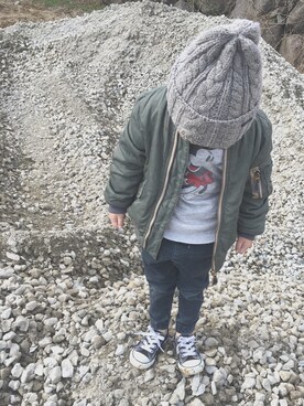 「DENIM DUNGAREE（デニムダンガリー）のアイテム（ニットキャップ/ビーニー、グレー系）」を使った、YAMORIさん（キッズ）の冬コーディネート