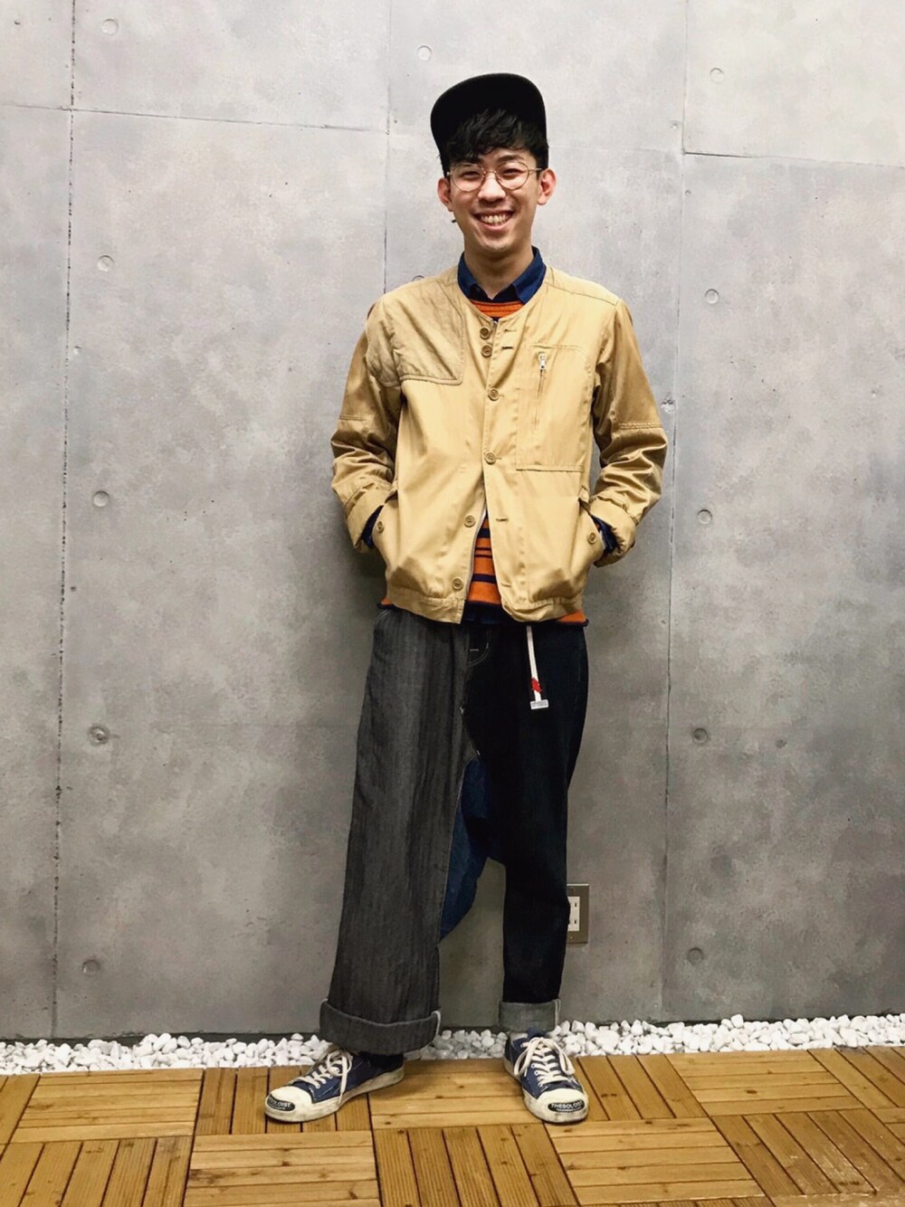 「カジュアル、お洒落さんとつながりたい、春、デニム、白ソックス」｜「DRIES VAN NOTENのアイテム（ジャケット/アウター、ベージュ系）」を使った、テンチュー竹内健さん（メンズ・177cm）の春コーディネートの1枚目の写真