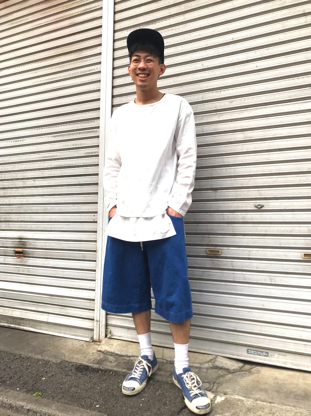 「シンプルコーデ、夏コーデ、スニーカーコーデ、カジュアルコーデ、Tシャツ、ワイドパンツ、デニム、お洒落さんとつながりたい、ロンT」｜「UNUSEDのアイテム（Tシャツ/カットソー、ホワイト系）」を使った、テンチュー竹内健さん（メンズ・177cm）の春コーディネートの1枚目の写真
