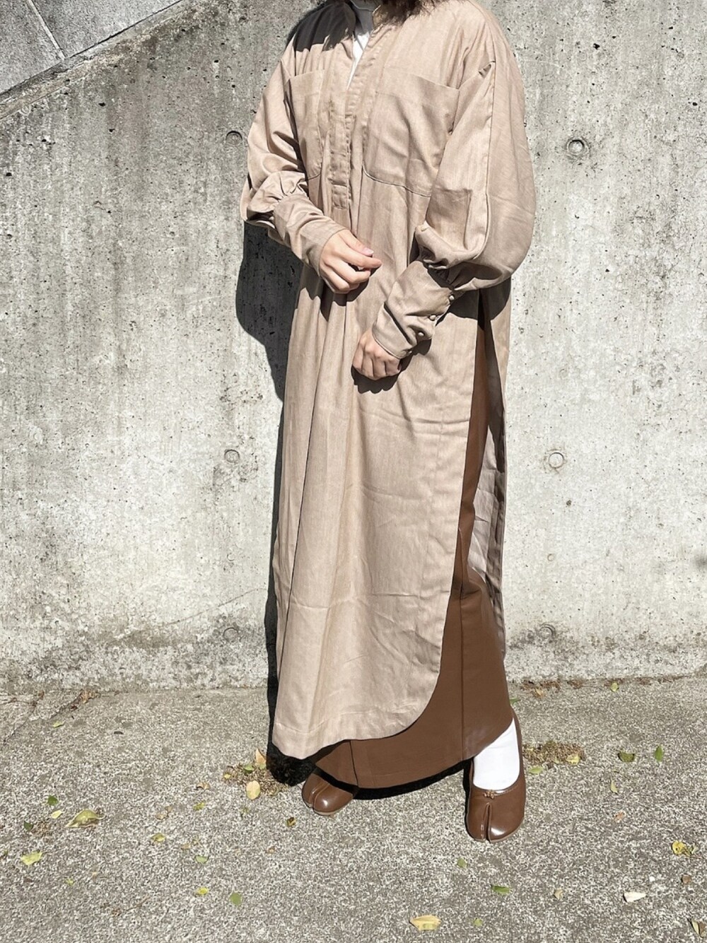 「大人コーデ、淡色コーデ、ベージュ、ベージュ×ブラウン、ブラウン、レザー、足袋バレエ、スリット、ワンピース、レイヤードスタイル」｜「ＡＮＤＪのサイドスリットスキッパーシャツワンピース（シャツワンピース、ベージュ系）」を使った、sayaさん（レディース・156cm）の春コーディネートの1枚目の写真