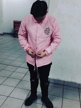 「アイテム（トレンチコート、ピンク系）」を使った、Lam Leongfunggさん（メンズ・176cm）の春コーディネート