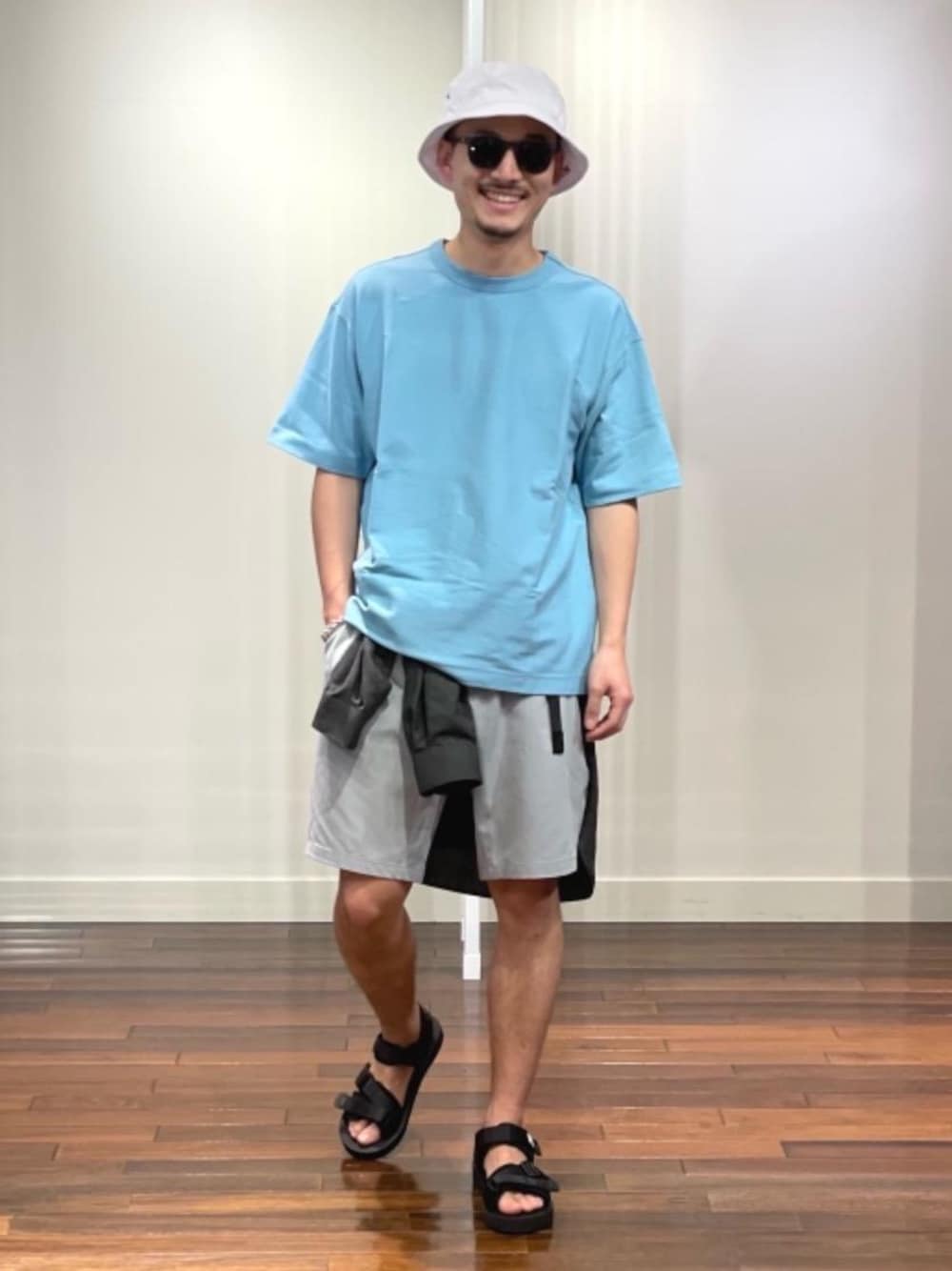 ブラック系のサンダル、ブルー系のTシャツ/カットソー、グレー系のその他パンツを着用したメンズの春コーディネートの1枚目の写真