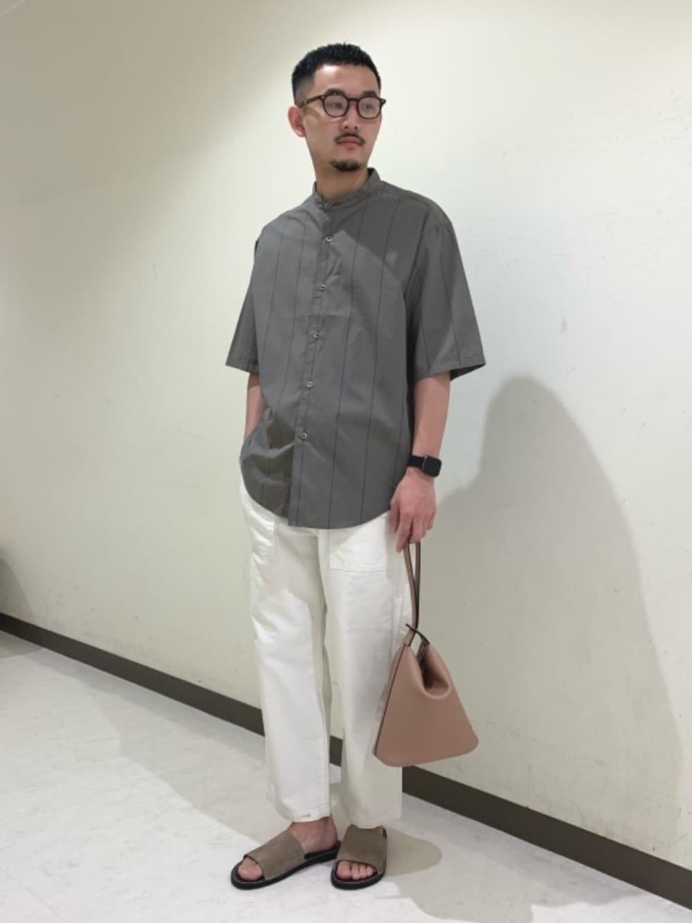 ベージュ系のハンドバッグ、ベージュ系のサンダル、ホワイト系のその他パンツを着用したメンズの夏コーディネートの1枚目の写真