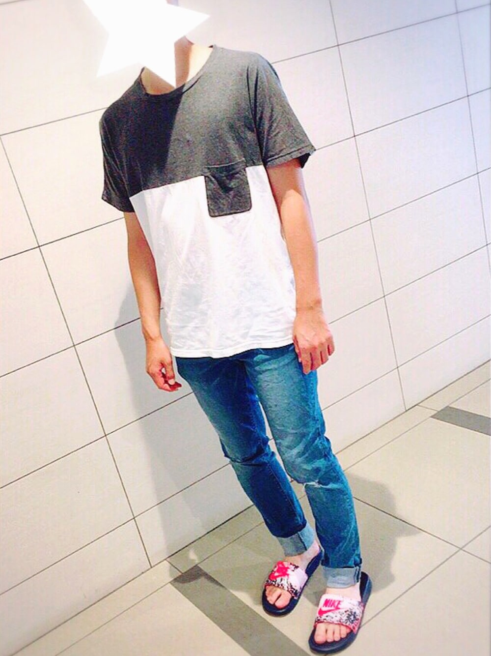 「ナイキ、ラフ、サンダル、シンプルコーデ、ピンク、夏」｜「URBAN RESEARCHのURiD  バイカラーTEE（Tシャツ/カットソー、グレー系）」を使った、Dさん（メンズ・173cm）の夏コーディネートの1枚目の写真