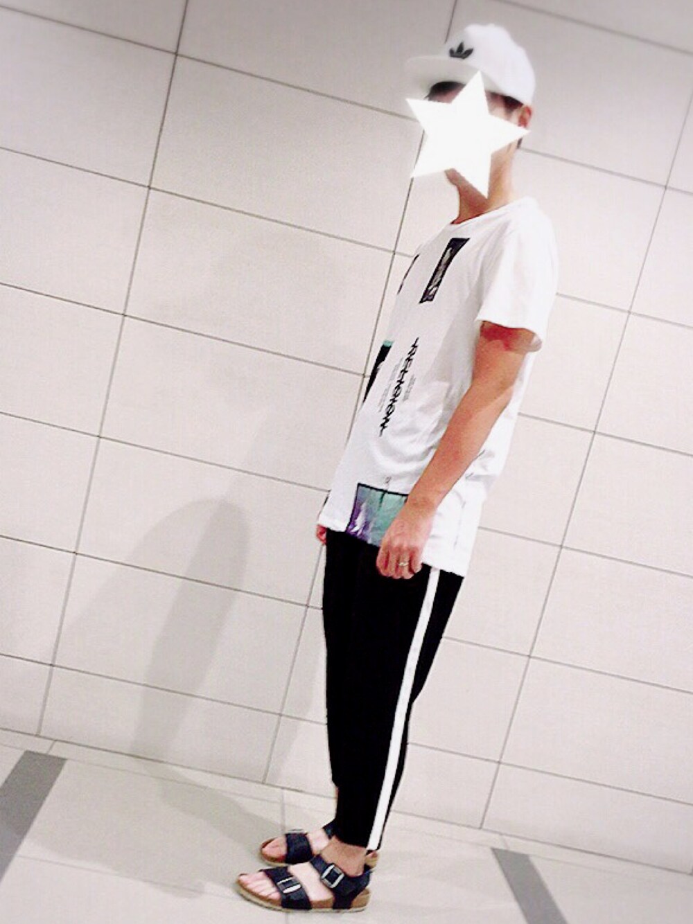 「モノトーンコーデ、adidas、Tシャツ、ZARA、スポーツミックス、birkenstock、夏コーデ」｜「ROSE BUD COUPLES の(RELIGION)E2215ABF45 ATOMIC BLAC SS TEE（Tシャツ/カットソー、ホワイト系）」を使った、Dさん（メンズ・173cm）の夏コーディネートの1枚目の写真