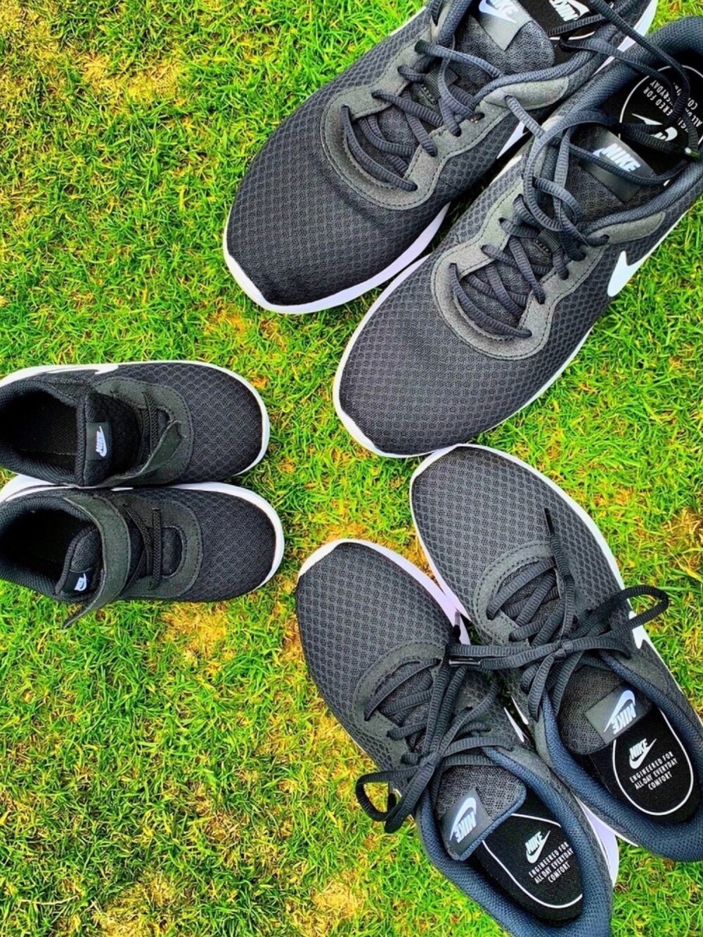 「おそろいコーデ、tanjun、NIKE、シンプル、休日スタイル」｜「NIKEのアイテム（スニーカー、ブラック系）」を使った、takeさん（メンズ・175cm）の春コーディネートの1枚目の写真