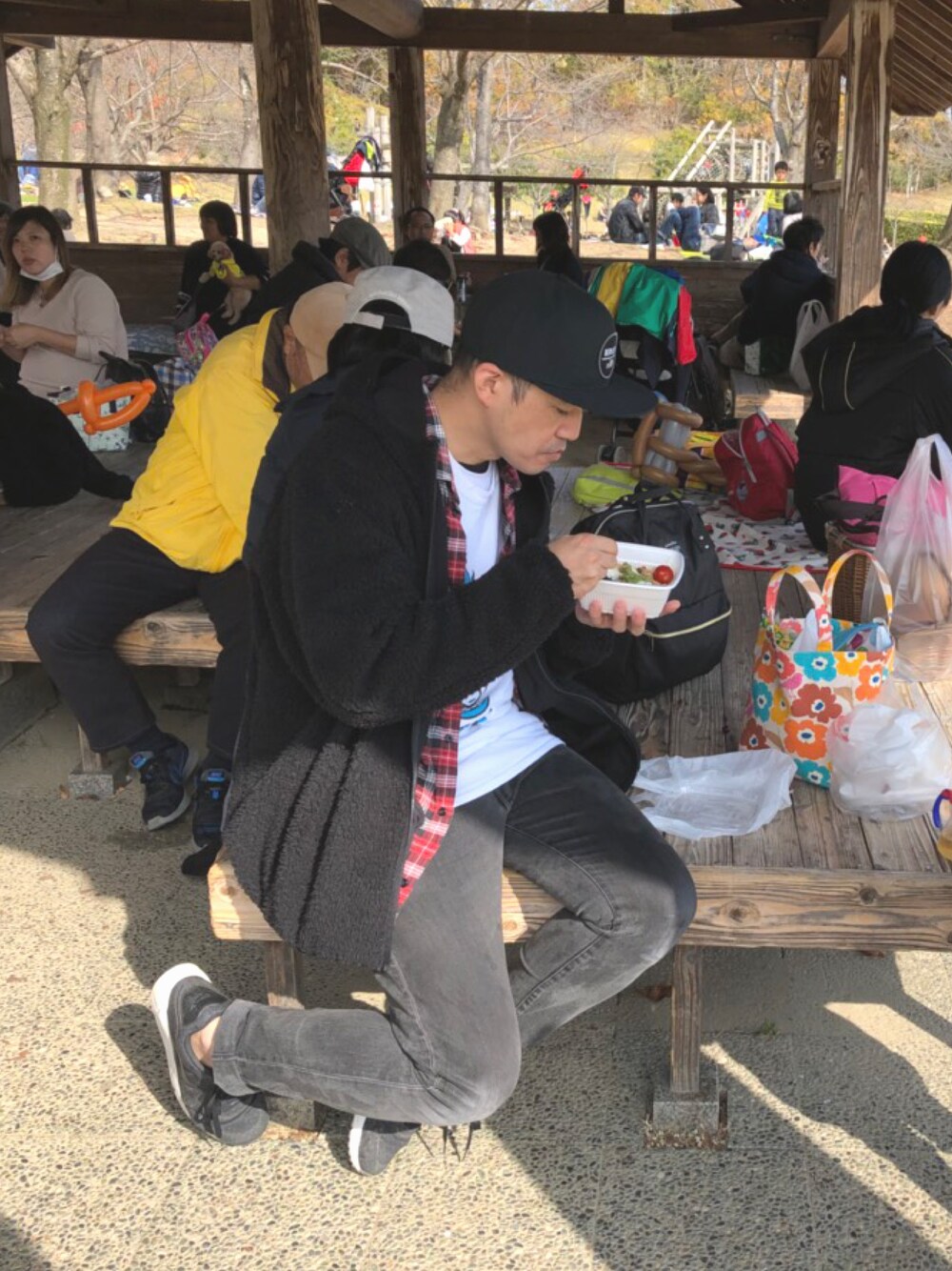 「黒コーデ、おしゃれさんと繋がりたい、エアマックス、黒スキニー、チェックシャツ、ユニクロ、ユニクロフリース」｜「UNIQLOのアイテム（その他アウター、ブラック系）」を使った、takeさん（メンズ・175cm）の春コーディネートの1枚目の写真