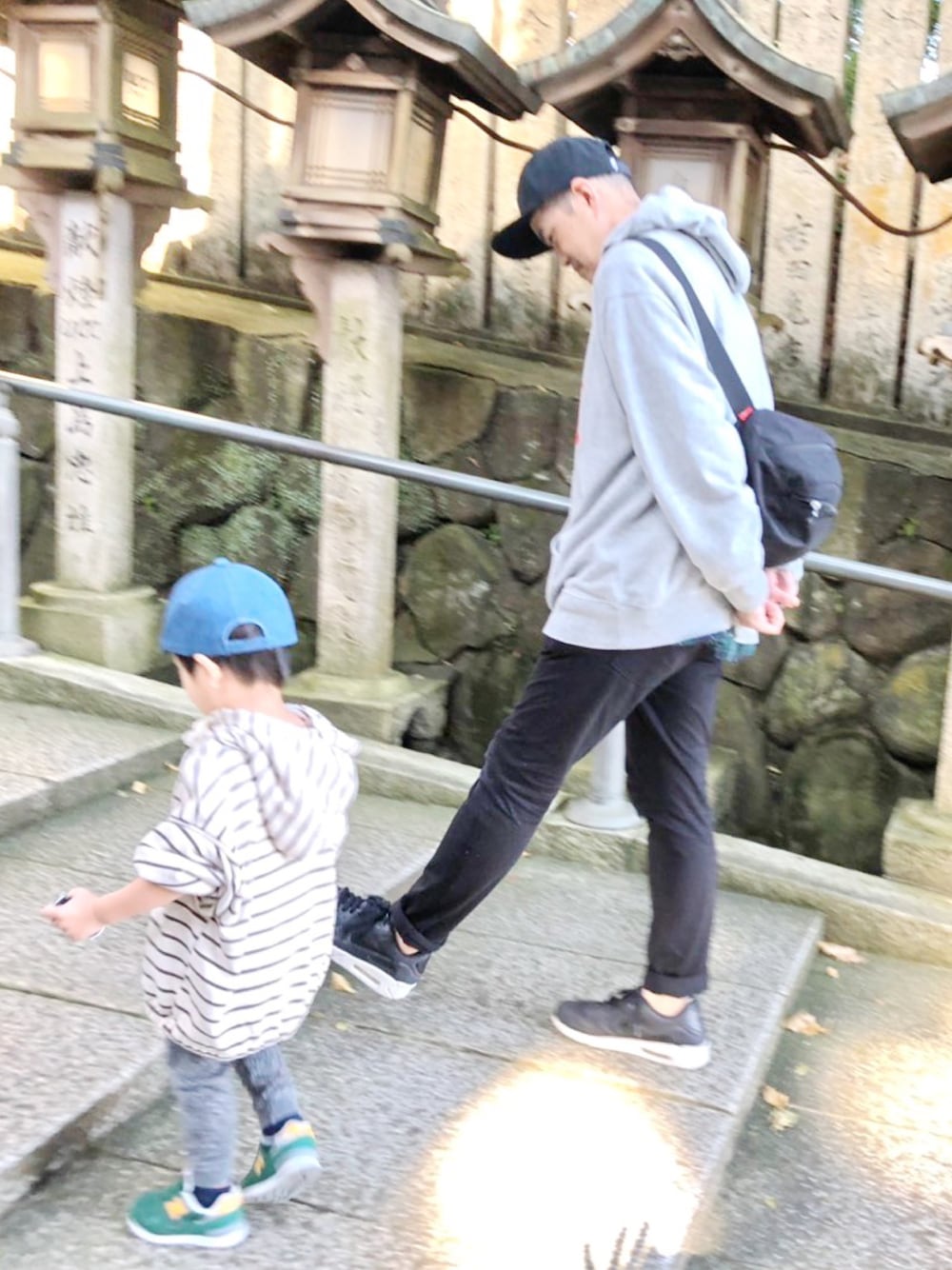 「おしゃれさんと繋がりたい、秋のコーデ、シンプル、スニーカー、オトナカジュアル、秋、おやこコーデ、ビッグシルエット、エアマックス」｜「DELUXEのアイテム（キャップ、ブラック系）」を使った、takeさん（メンズ・175cm）の秋コーディネートの1枚目の写真