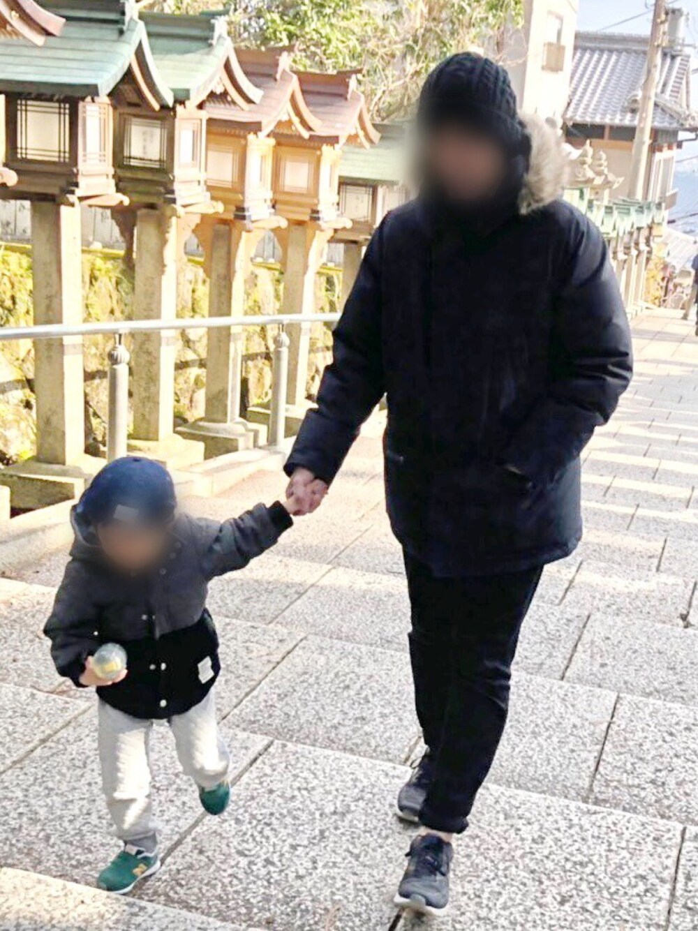 「秋冬コーデ、おしゃれさんと繋がりたい、ブラックコーデ、シンプルコーデ、おやこーで。、NIKE AIR MAX、スニーカーコーデ、オトナカジュアル」｜「UNIQLOのアイテム（ダウンジャケット/コート、ブラック系）」を使った、takeさん（メンズ・175cm）の冬コーディネートの1枚目の写真