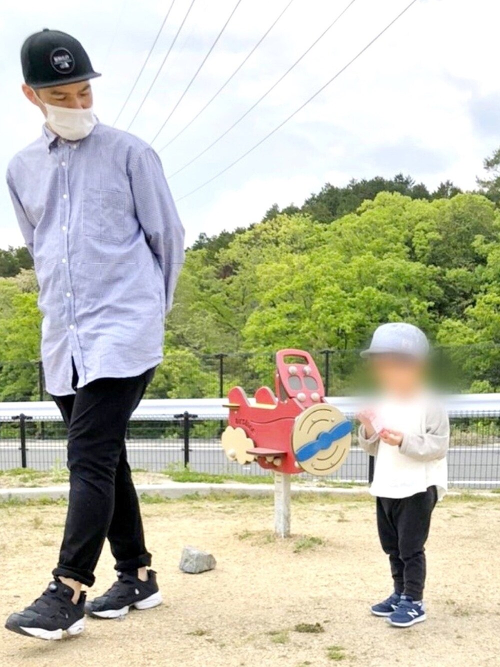 「休日スタイル、おうちファッション、シンプルコーデ、お洒落さんとつながりたい、オトナカジュアル、ゴールデンウィーク、おやすみコーデ、ラフ、シャツスタイル、PUMP FURY」｜「UNIQLOのアイテム（シャツ/ブラウス、ブルー系）」を使った、takeさん（メンズ・175cm）の春コーディネートの1枚目の写真