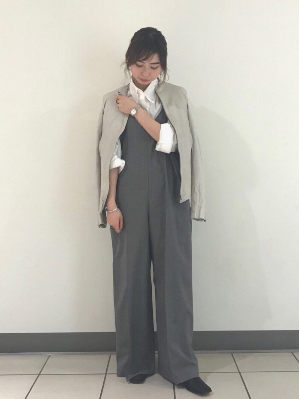 「大人カジュアル、シンプルコーデ、シルバーアクセサリー、シャツスタイル、ジョンブル、ジョンブルプライベートラボ、Johnbull Private labo、johnbull、今日のコーデ」｜「Johnbull Private laboのロングスリットボタンダウン（シャツ/ブラウス、ホワイト系）」を使った、りりこさん（レディース・155cm）の秋コーディネートの1枚目の写真