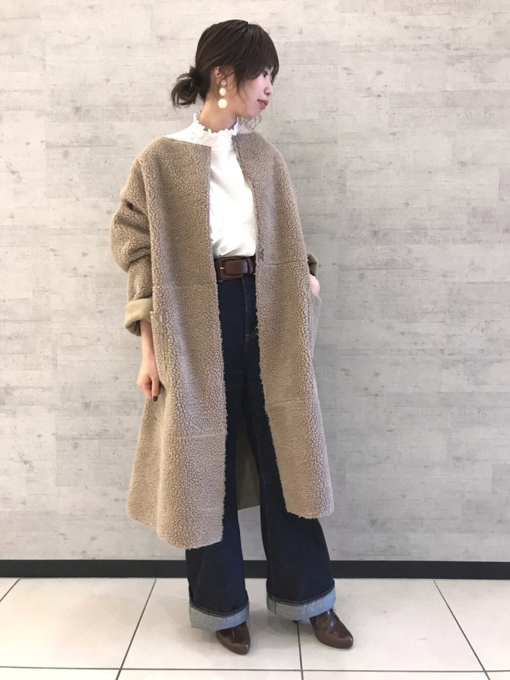 「オトナカジュアル、キレイめ、デニム、ボアコート、ジョンブル、ジョンブルプライベートラボ、Johnbull Private labo、johnbull」｜「Johnbull Private laboのフェイクムートンリバーシブルコート（ムートンコート、ベージュ系）」を使った、りりこさん（レディース・155cm）の秋コーディネートの1枚目の写真