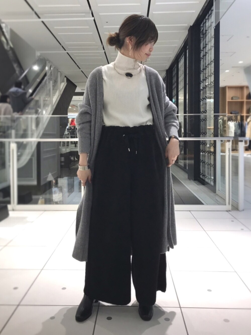 ホワイト系のTシャツ/カットソー、グレー系のカーディガン/ボレロ、ブラック系のその他パンツを着用したレディースの秋コーディネートの1枚目の写真