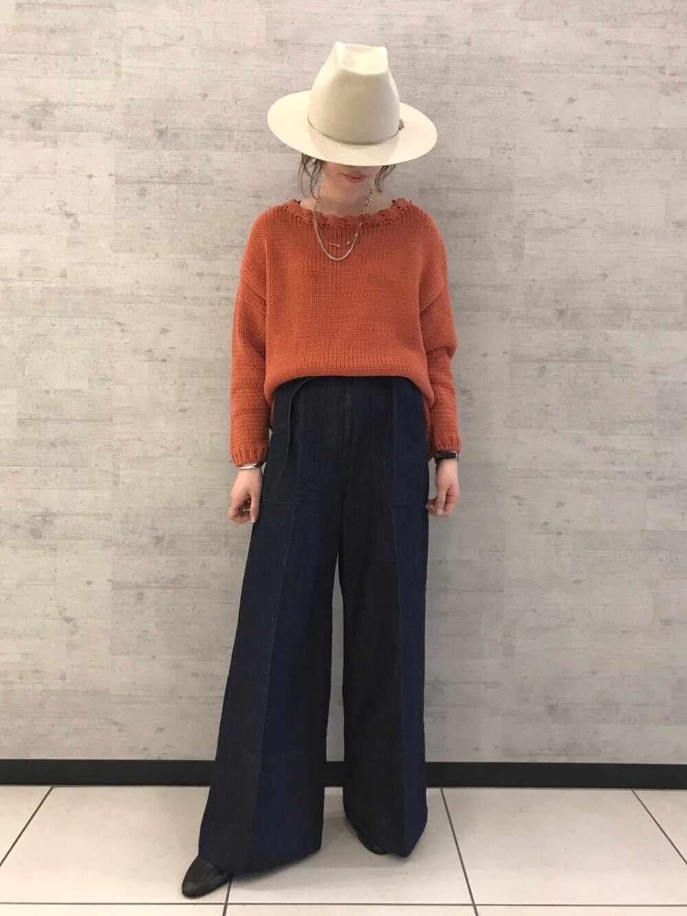「シンプル、大人カジュアル、デニムパンツ、ハット、春ニット、ジョンブル、ジョンブル　プライベート　ラボ(Johnbull Private labo)、johnbull、Johnbull Private labo」｜「Johnbullのベルテッドネイビーパンツ（デニムパンツ、ブルー系）」を使った、りりこさん（レディース・155cm）の冬コーディネートの1枚目の写真