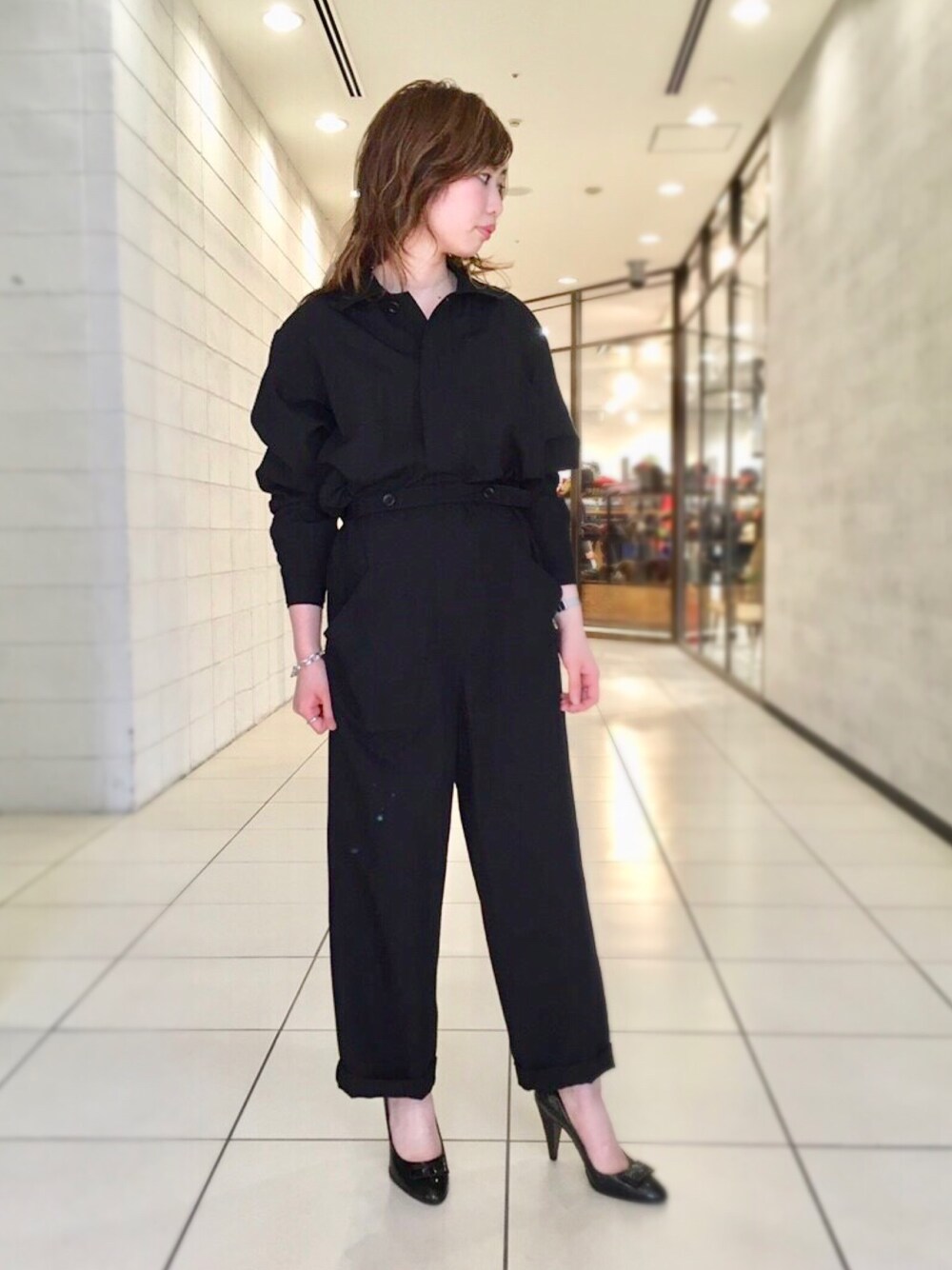 「オトナカジュアル、シンプル、ブラック、オールインワン、リネン、春コーデ、johnbull、Johnbull Private labo、ジョンブル、ジョンブル　プライベート　ラボ(Johnbull Private labo)」｜「Johnbull Private laboのアイテム（オールインワン・サロペット、ブラック系）」を使った、りりこさん（レディース・155cm）の冬コーディネートの1枚目の写真
