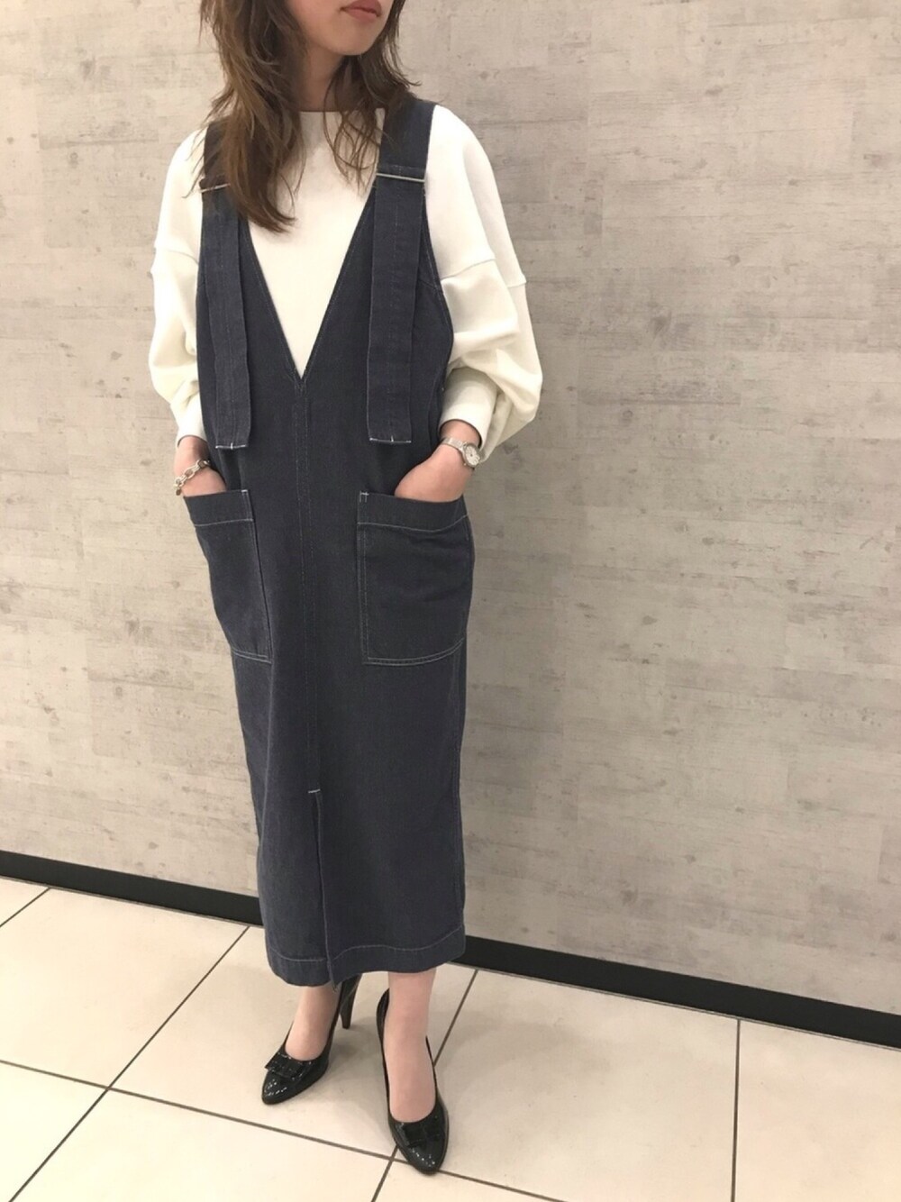 「オトナカジュアル、カジュアルコーデ、ゆるコーデ、スウェット、ワンピース、ジョンブル、ジョンブル　プライベート　ラボ(Johnbull Private labo)、johnbull、Johnbull Private labo」｜「Johnbull Private laboのデニムジャンパースカート（ジャンパースカート、ブルー系）」を使った、りりこさん（レディース・155cm）の冬コーディネートの1枚目の写真