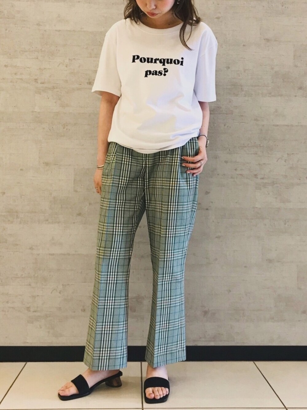 「オトナカジュアル、カジュアル、シンプルコーデ、Tシャツ、チェックパンツ、ジョンブル、ジョンブル　プライベート　ラボ(Johnbull Private labo)、johnbull、Johnbull Private labo」｜「by farのアイテム（シューズ、ブラック系）」を使った、りりこさん（レディース・155cm）の夏コーディネートの1枚目の写真