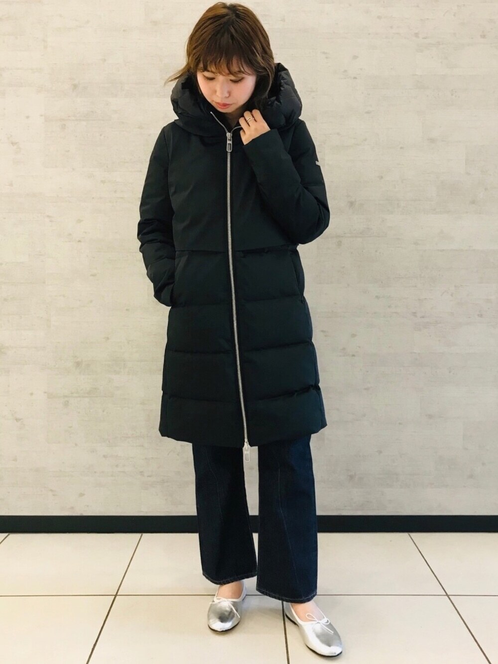 「大人カジュアル、きれいめカジュアル、ダウン、DUNO、デニム、ジョンブル、ジョンブル　プライベート　ラボ(Johnbull Private labo)、johnbull、Johnbull Private labo」｜「SPELTAのアイテム（バレエシューズ、シルバー系）」を使った、りりこさん（レディース・155cm）の夏コーディネートの1枚目の写真