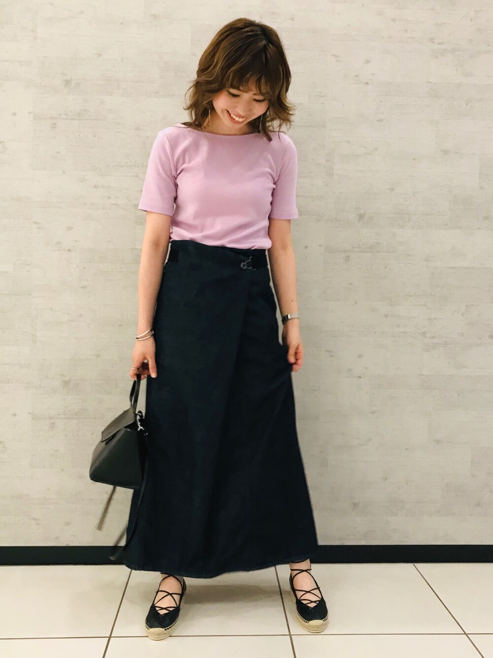 「シンプル、大人カジュアル、カジュアルコーデ、スカート、デニム、Tシャツ、ジョンブル、ジョンブル　プライベート　ラボ(Johnbull Private labo)、johnbull、Johnbull Private labo」｜「JohnbullのバックUネックカットソー（Tシャツ/カットソー、パープル系）」を使った、りりこさん（レディース・155cm）の夏コーディネートの1枚目の写真