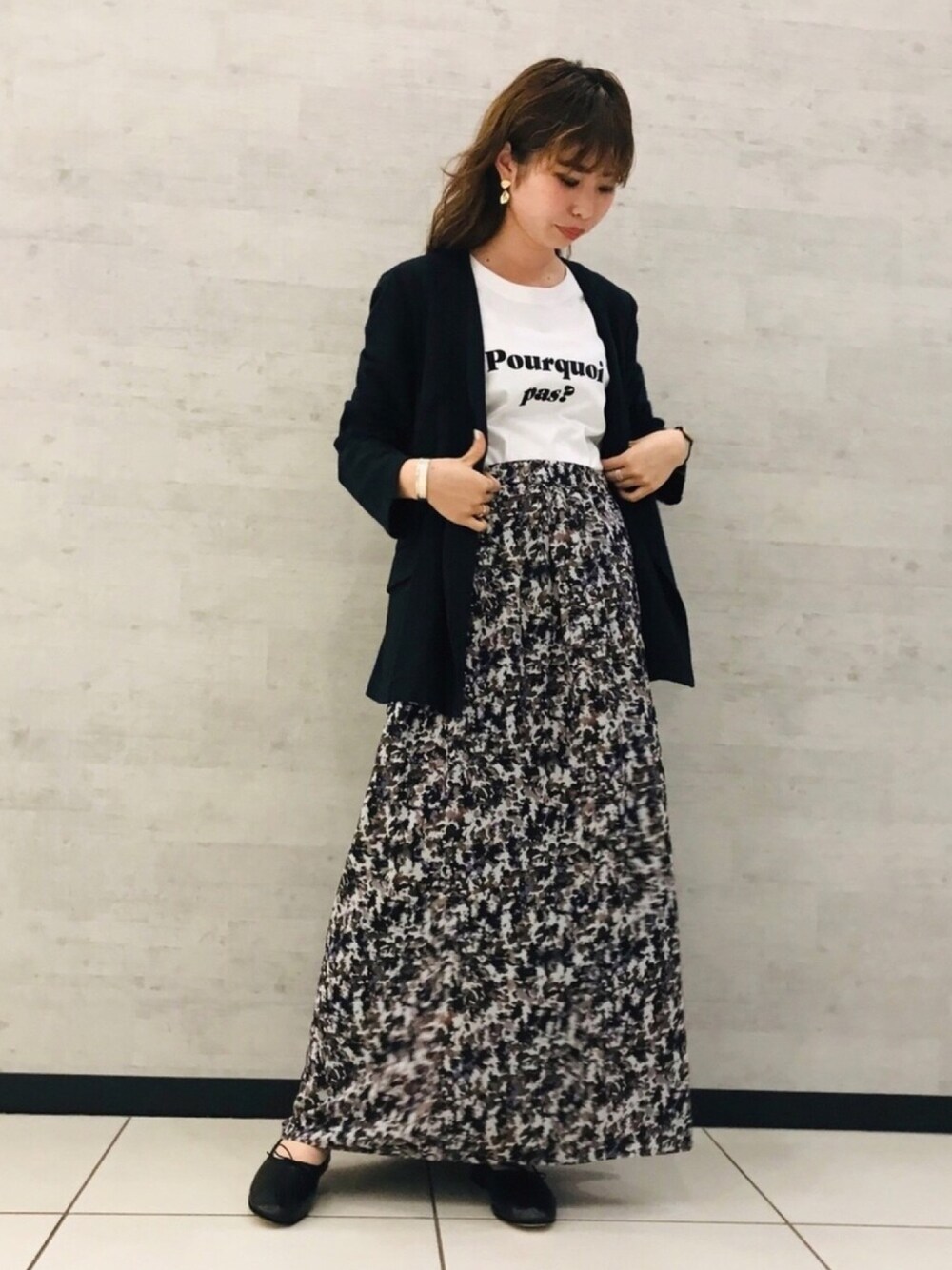 「オトナカジュアル、きれいめカジュアル、大人ガーリー、マーブル柄、夏、スカート、ジョンブル、ジョンブル　プライベート　ラボ(Johnbull Private labo)、johnbull、Johnbull Private labo」｜「Les Petits Basicsのアイテム（Tシャツ/カットソー、ホワイト系）」を使った、りりこさん（レディース・155cm）の夏コーディネートの1枚目の写真