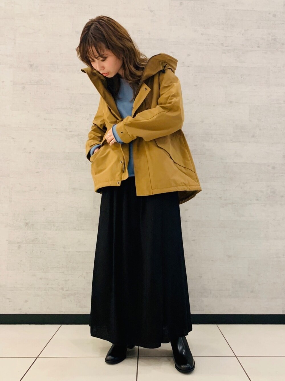 「シンプルコーデ、カジュアル、オトナカジュアル、スカート、テトラテックス、アウター、ジョンブル、ジョンブル　プライベート　ラボ(Johnbull Private labo)、johnbull、Johnbull Private labo」｜「Johnbull Private laboのストレッチクルーネックスウェット（スウェット、グレー系）」を使った、りりこさん（レディース・155cm）の秋コーディネートの1枚目の写真
