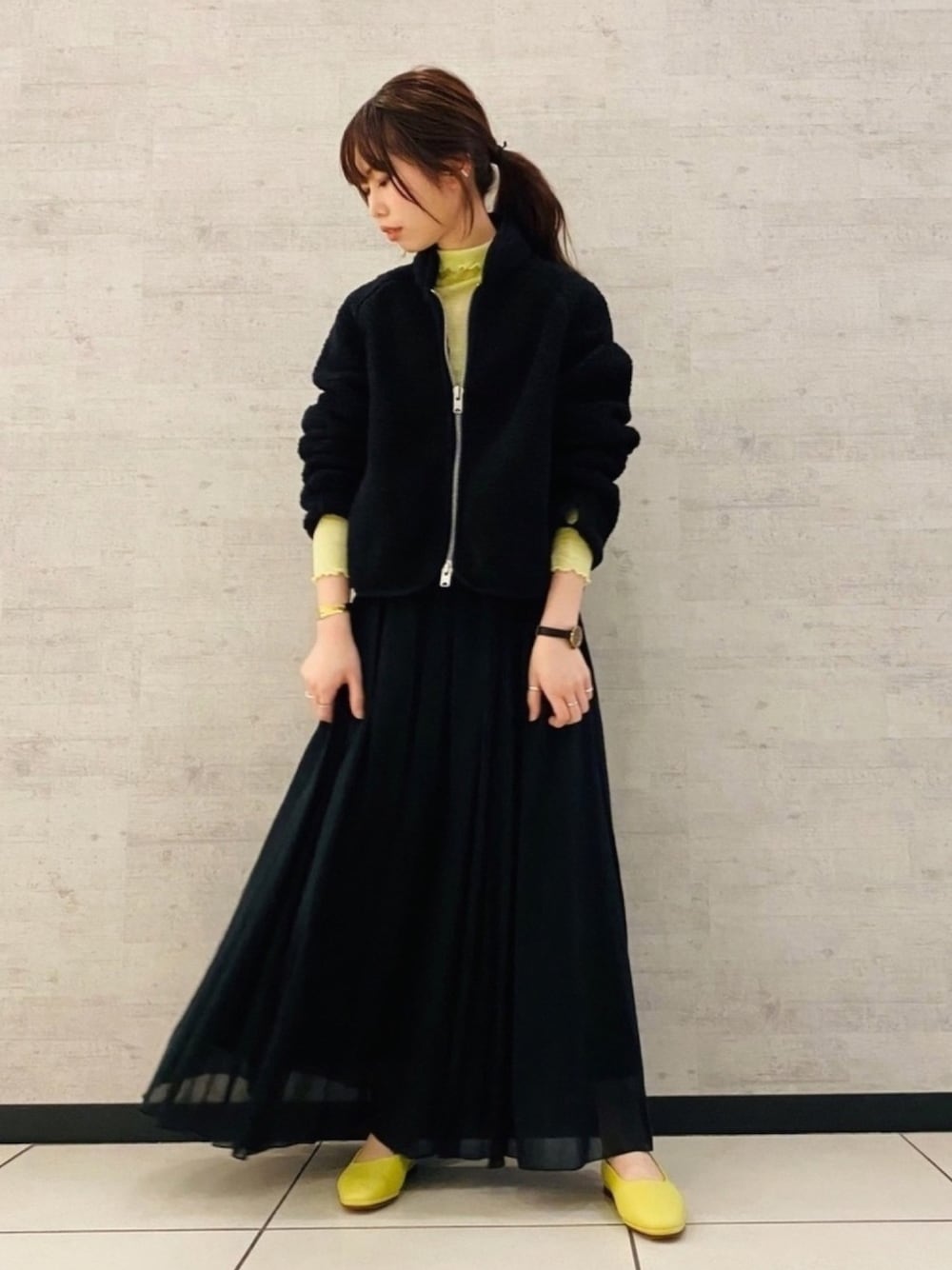 「大人カジュアル、きれいめカジュアル、シンプル、大人かわいい、ボア、HOPE、ジョンブル、ジョンブル　プライベート　ラボ(Johnbull Private labo)、johnbull、Johnbull Private labo」｜「Johnbull Private laboのコットンシフォンマキシスカート（スカート、ブラック系）」を使った、りりこさん（レディース・155cm）の冬コーディネートの1枚目の写真