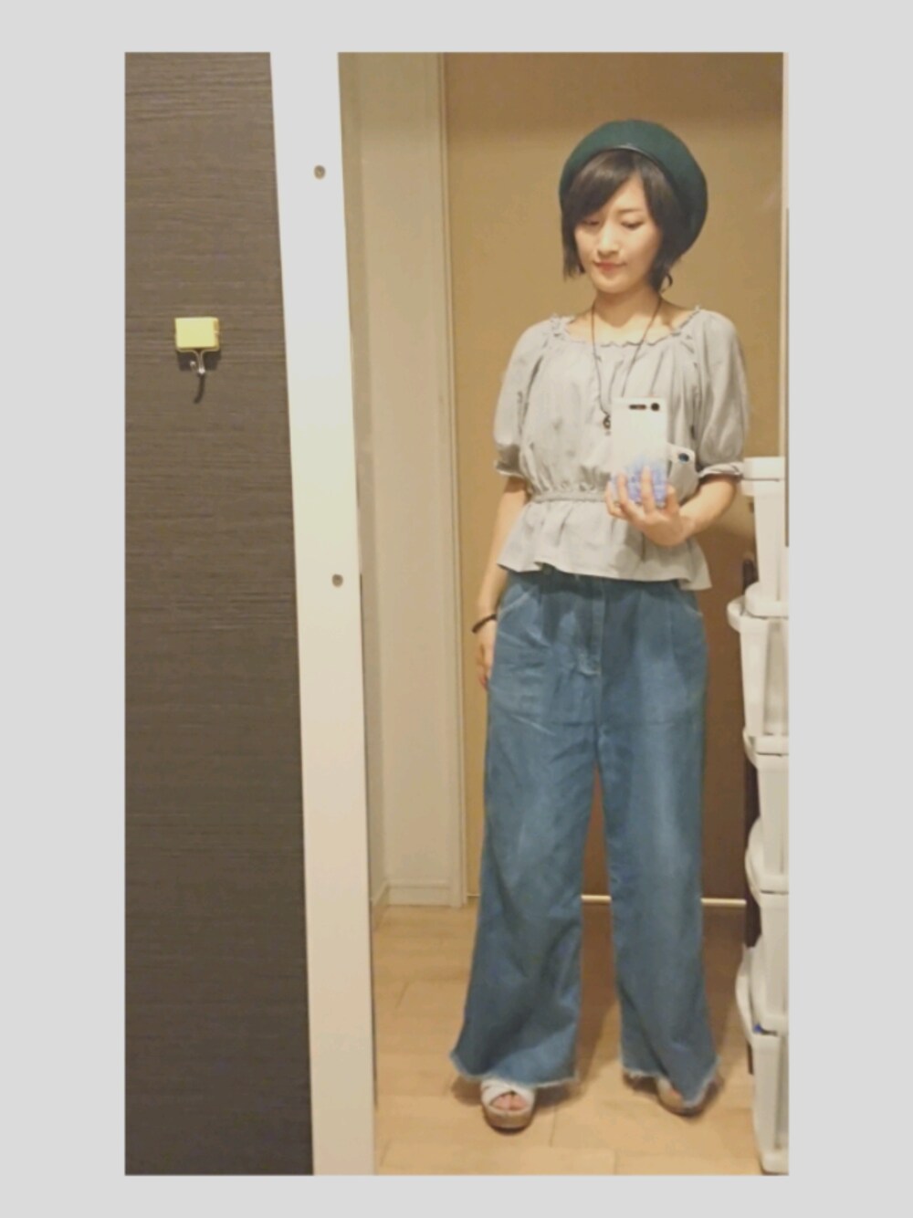 ブルー系のデニムパンツ、ベージュ系のサンダル、グリーン系のシャツ/ブラウスを着用したレディースの秋コーディネートの1枚目の写真