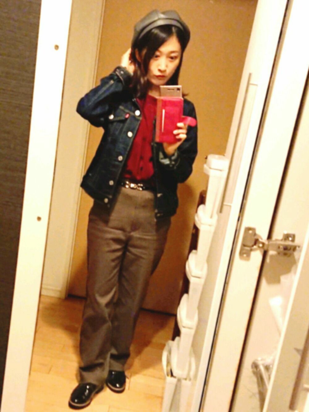 ブラウン系のその他パンツ、ブルー系のデニムジャケット、パープル系のシャツ/ブラウスを着用したレディースの冬コーディネートの1枚目の写真