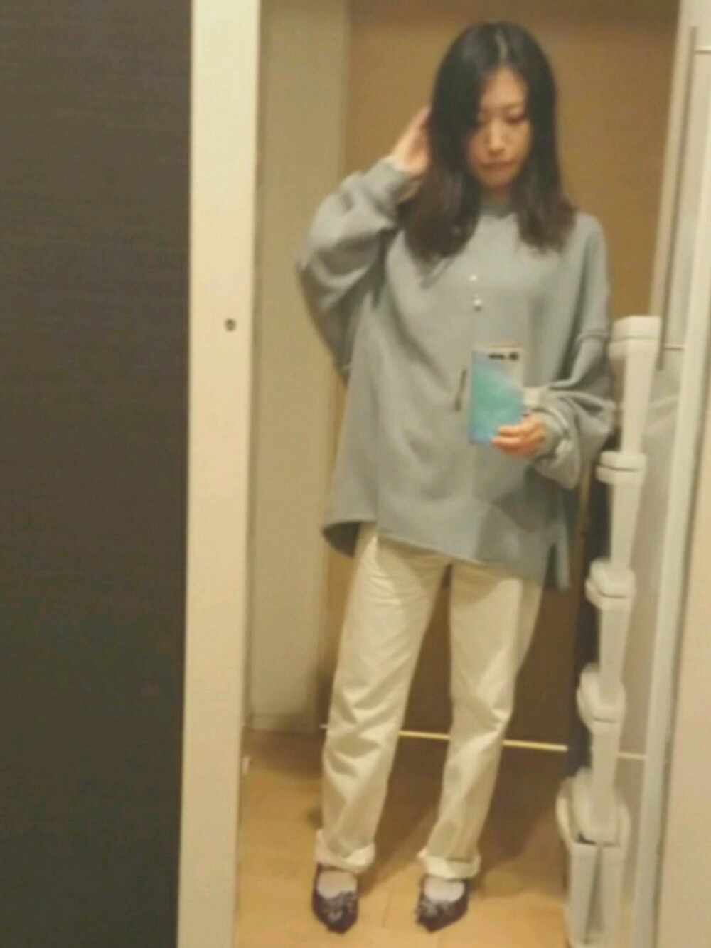 パープル系のその他シューズ、グレー系のスウェット、ホワイト系のデニムパンツを着用したレディースの春コーディネートの1枚目の写真