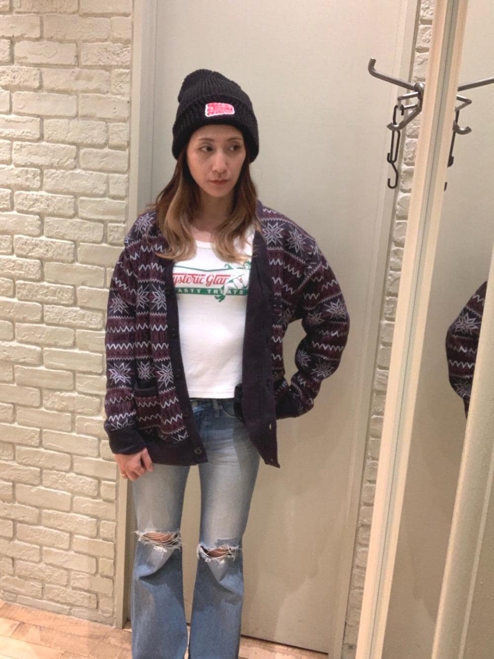 「カーディガン、冬コーデ、フレアパンツ、ヒステリックグラマー、でにむ、hysteric glamour、らふこーで、ストリート⁈、ロンT　　」｜「HYSTERIC GLAMOURのTASTY TREATS チビTシャツ（Tシャツ/カットソー、ホワイト系）」を使った、kanaさん（レディース・172cm）の冬コーディネートの1枚目の写真