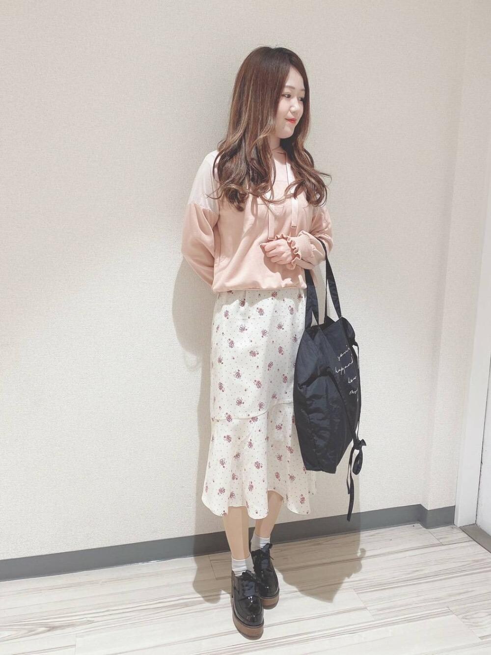 「ピンク、パーカー、花柄、学生、春、MAJESTIC LEGON、入学、新生活、マジェスティックレゴン、フーディ」｜「MAJESTIC LEGONのcherryくしゃっとトート（トートバッグ、ブラック系）」を使った、マジェスティックレゴンアミュプラザ小倉店スタッフさん（レディース・160cm）の冬コーディネートの1枚目の写真