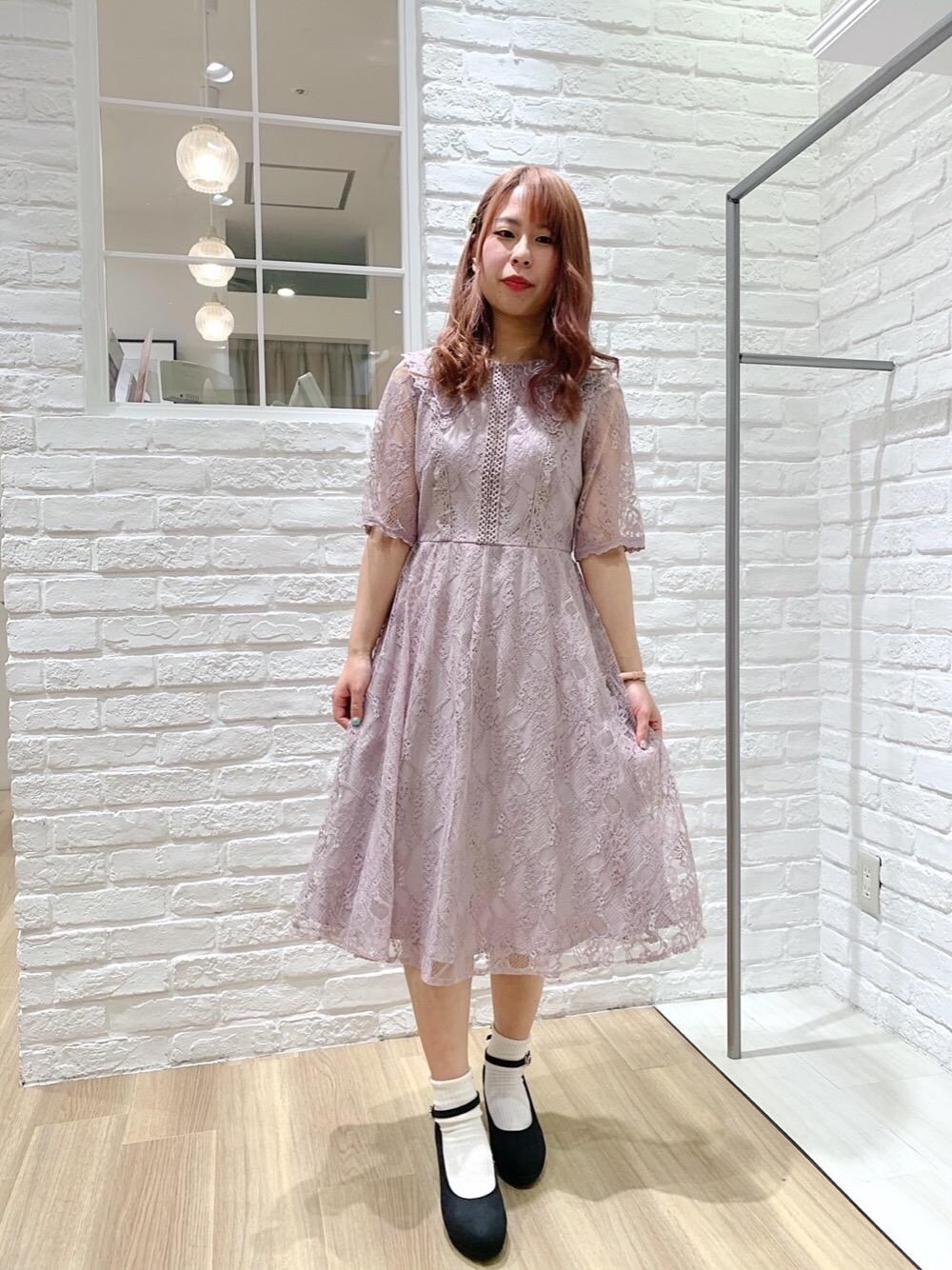 「結婚式、MAJESTIC LEGON、フォーマルドレス、謝恩会、マジェスティックレゴン、お食事会、襟付きドレス」｜「MAJESTIC LEGONのフカフカフェミニンパンプス（パンプス、ブラック系）」を使った、マジェスティックレゴンアミュプラザ小倉店スタッフさん（レディース・149cm）の春コーディネートの1枚目の写真