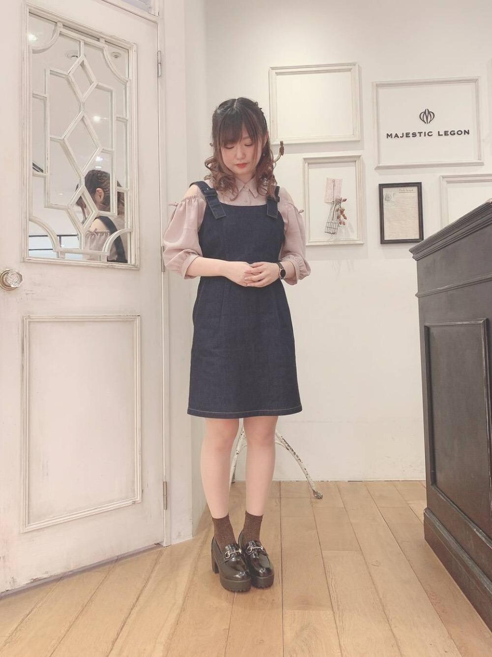 「リボン、ジャンスカ、レースアップ、ヘアアレンジ、MAJESTIC LEGON、マジェスティックレゴン、肩あきトップス、ビューティー」｜「MAJESTIC LEGONのヒールローファー（ローファー、ブラック系）」を使った、マジェスティックレゴンアミュプラザ小倉店スタッフさん（レディース・158cm）の春コーディネートの1枚目の写真