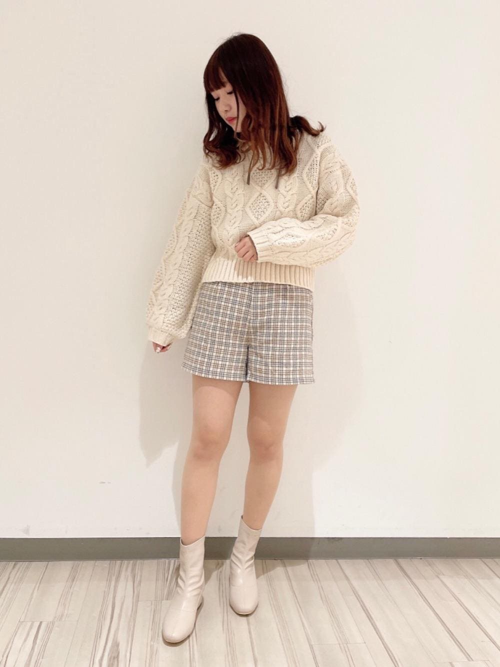 「MAJESTIC LEGON、マジェスティックレゴン」｜「MAJESTIC LEGONのバックリボンニット（ニット/セーター、ホワイト系）」を使った、マジェスティックレゴンアミュプラザ小倉店スタッフさん（レディース・153cm）の冬コーディネートの1枚目の写真