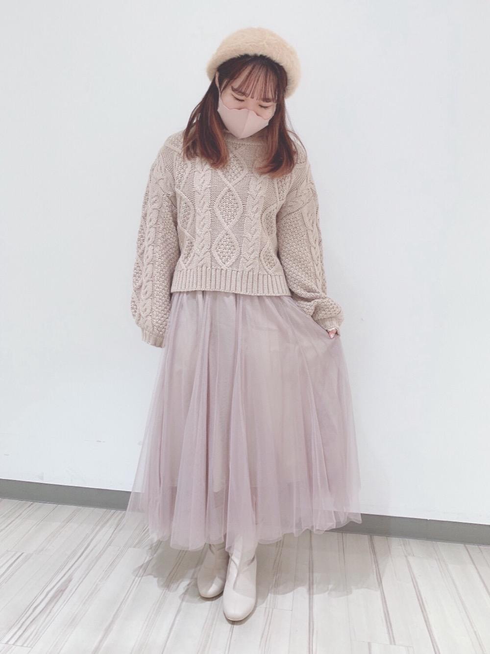 「チュールスカート、ヘアアレンジ、ネイル、MAJESTIC LEGON、ショートニット、低身長コーデ、マジェスティックレゴン、ビューティー、おうち時間」｜「MAJESTIC LEGONのメローハイネックニット（ニット/セーター、ホワイト系）」を使った、マジェスティックレゴンアミュプラザ小倉店スタッフさん（レディース・150cm）の冬コーディネートの1枚目の写真