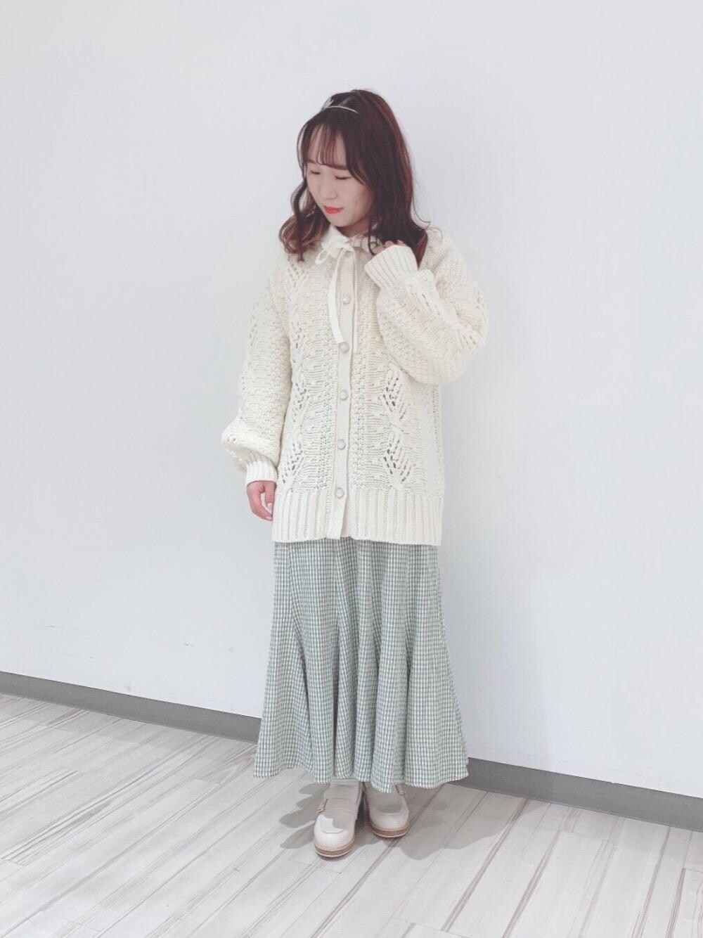 「グリーン、ギンガムチェック、ヘアアレンジ、ネイル、マーメイドスカート、MAJESTIC LEGON、マジェスティックレゴン、メイク、ビューティー、おうち時間」｜「MAJESTIC LEGONのフレンチフリルブラウス（シャツ/ブラウス、ホワイト系）」を使った、マジェスティックレゴンアミュプラザ小倉店スタッフさん（レディース・150cm）の冬コーディネートの1枚目の写真