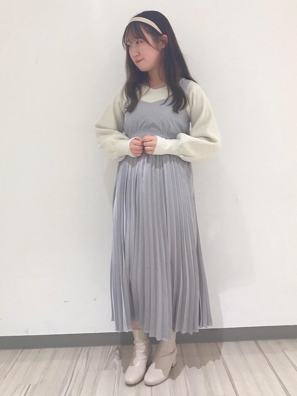 「MAJESTIC LEGON、マジェスティックレゴン」｜「MAJESTIC LEGONのシンプルストレッチブーツ（ブーツ、ホワイト系）」を使った、マジェスティックレゴンアミュプラザ小倉店スタッフさん（レディース・155cm）の冬コーディネートの1枚目の写真