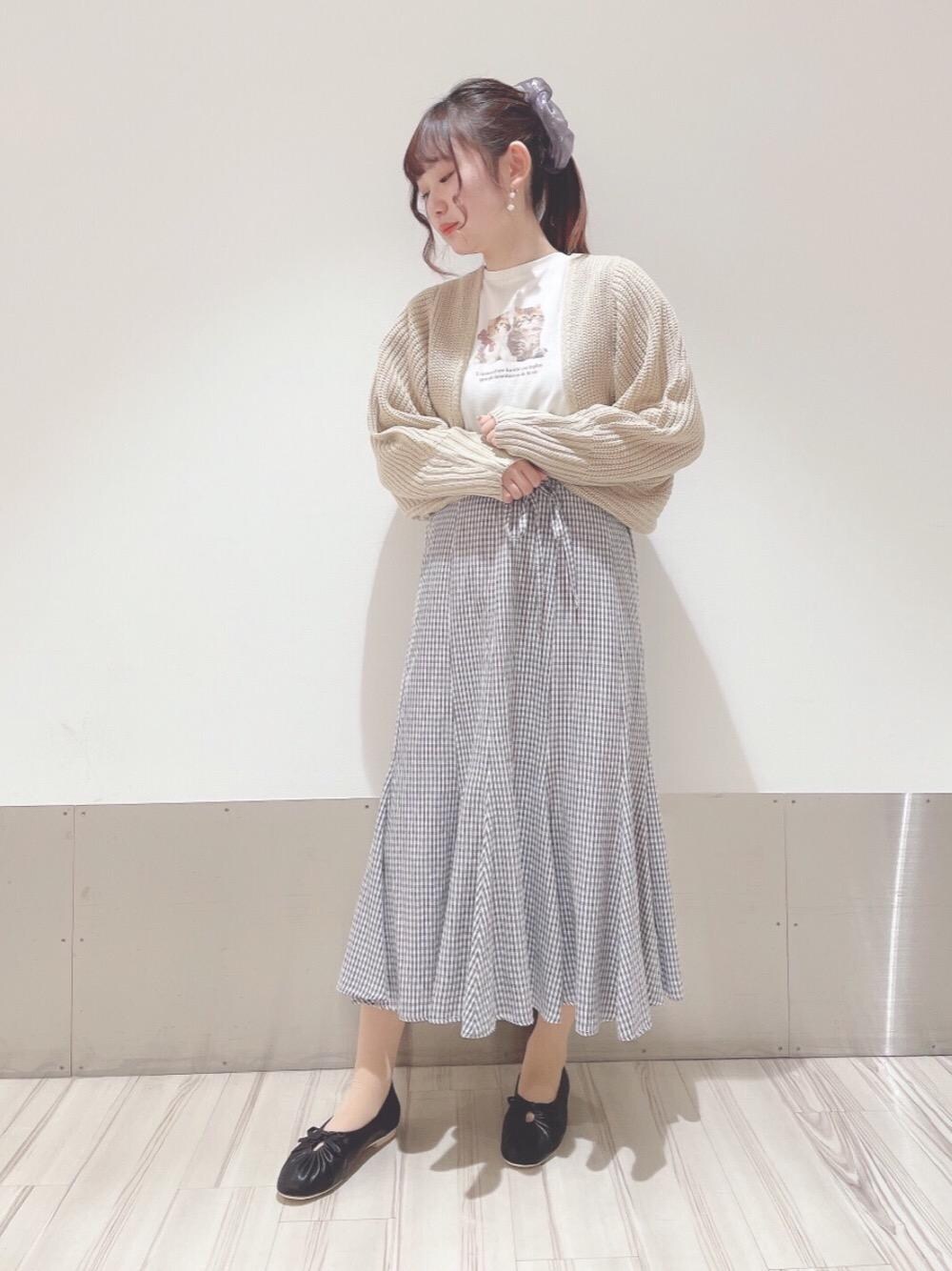 「リボン、ロンT、ギンガムチェック、ラメ、MAJESTIC LEGON、マジェスティックレゴン、猫ちゃん」｜「MAJESTIC LEGONのギャザーリボンバレエシュース（バレエシューズ、ブラック系）」を使った、マジェスティックレゴンアミュプラザ小倉店スタッフさん（レディース・158cm）の冬コーディネートの1枚目の写真