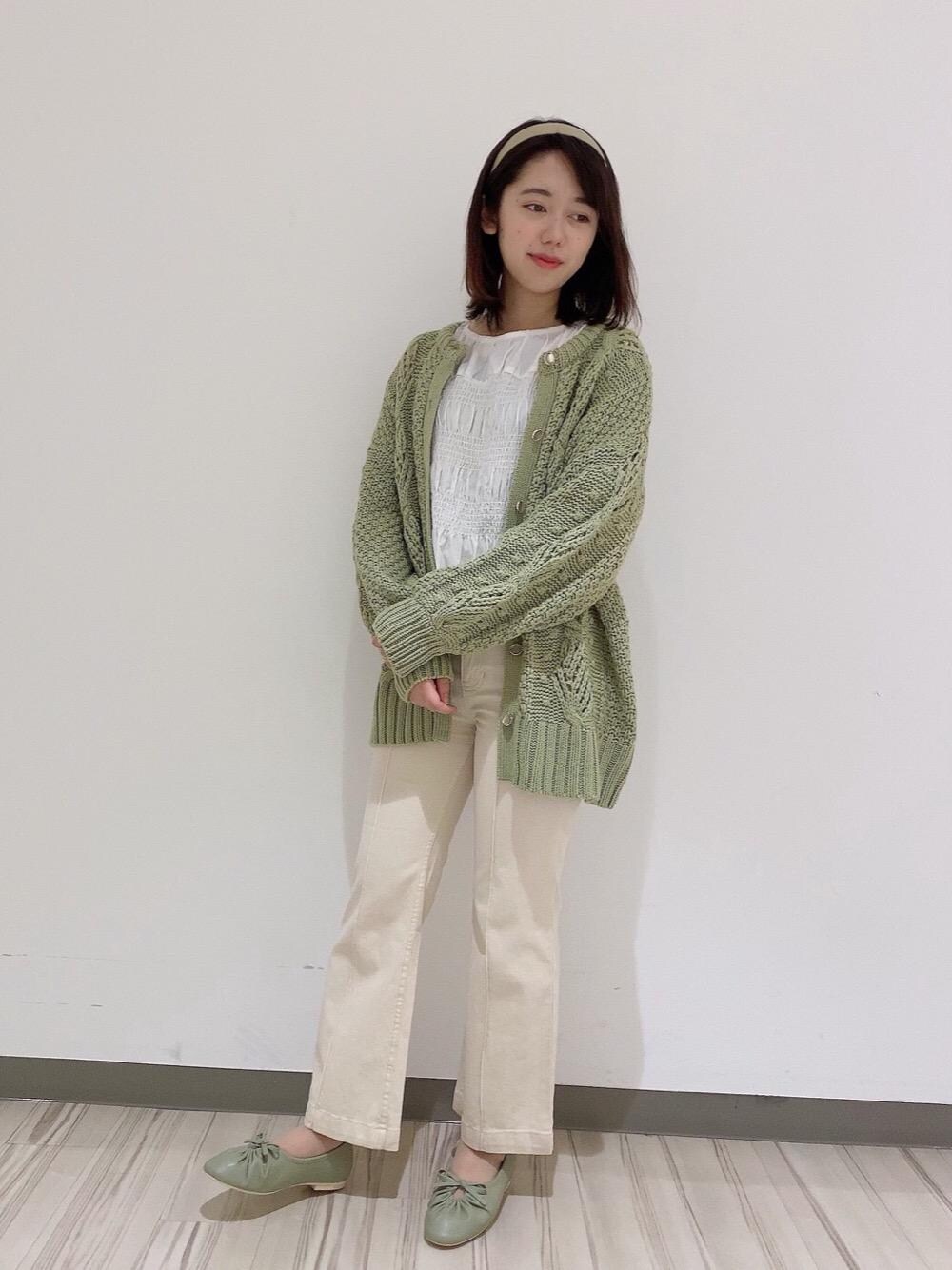 「カーディガン、ブラウス、パンツ、グリーン、ホワイト、カチューシャ、MAJESTIC LEGON、マジェスティックレゴン」｜「MAJESTIC LEGONのギャザーリボンバレエシュース（バレエシューズ、グリーン系）」を使った、マジェスティックレゴンアミュプラザ小倉店スタッフさん（レディース・154cm）の冬コーディネートの1枚目の写真