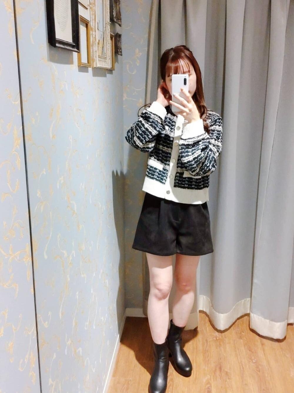 「カーディガン、ツイード、ガーリー、フェミニン、MAJESTIC LEGON、マジェスティックレゴン、オトナカワイイ、博多アミュエスト、あざとかわいい、カワイイ」｜「MAJESTIC LEGONのレディヒールストレッチブーツ（ブーツ、ブラック系）」を使った、マジェスティックレゴンアミュプラザ小倉店スタッフさん（レディース・155cm）の秋コーディネートの1枚目の写真