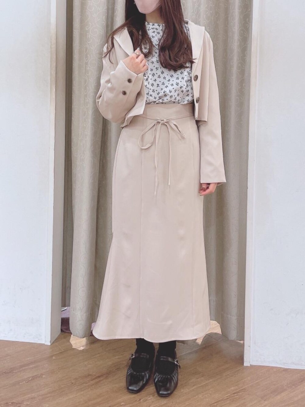 「ジャケット、セットアップ、ガーリー、フェミニン、MAJESTIC LEGON、マジェスティックレゴン、オトナカワイイ、骨格ウェーブ、アミュエスト博多、標準身長」｜「MAJESTIC LEGONのレトロマーメイドスカート（スカート、ベージュ系）」を使った、マジェスティックレゴンアミュプラザ小倉店スタッフさん（レディース・155cm）の冬コーディネートの1枚目の写真