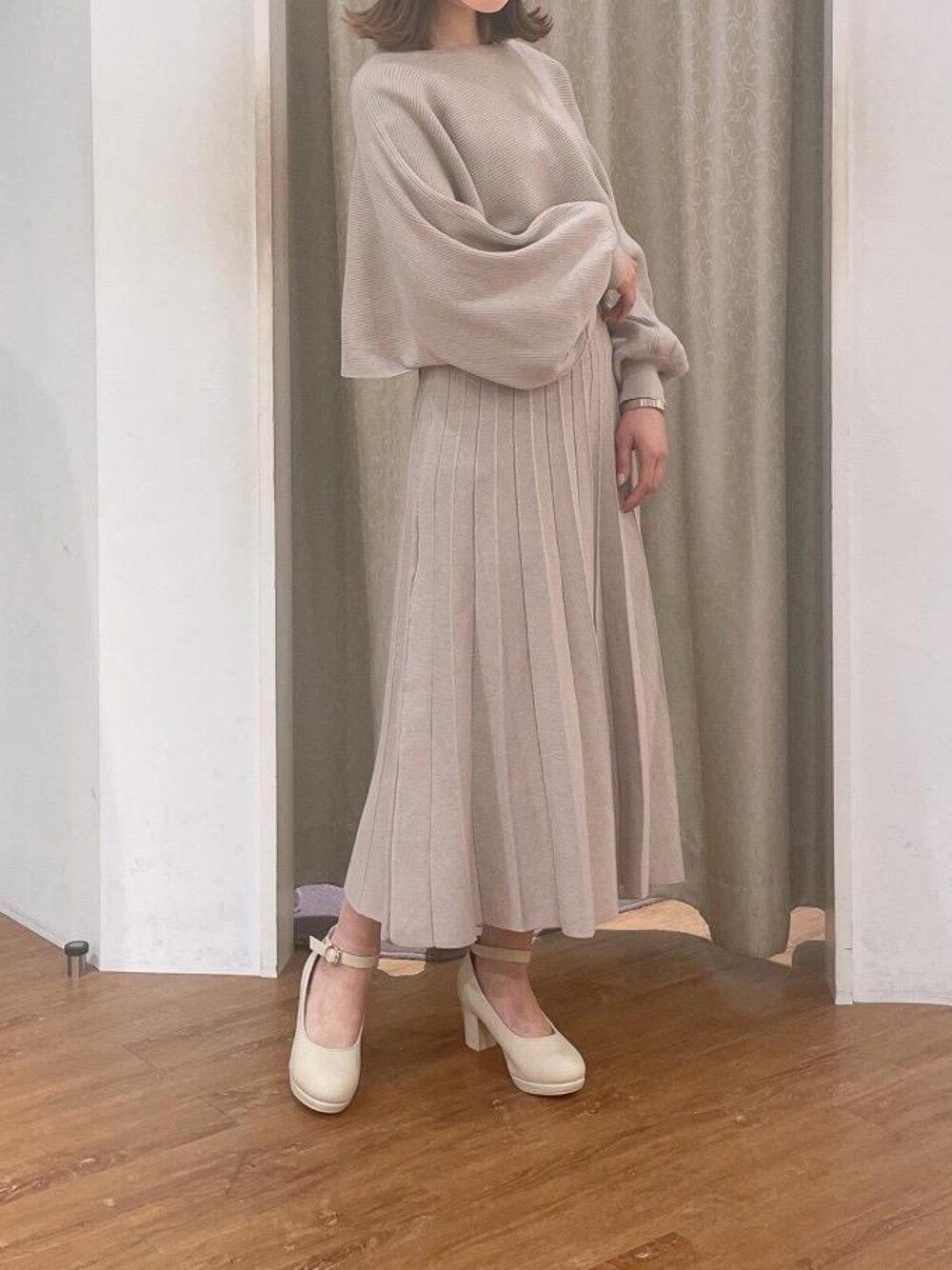 「レイヤード、ワンピ、フェミニン、春服、MAJESTIC LEGON、マジェスティックレゴン、モテ、オトナカワイイ、博多アミュエスト、標準身長」｜「MAJESTIC LEGONのふかふかリボンsetパンプス（パンプス、ホワイト系）」を使った、マジェスティックレゴンアミュプラザ小倉店スタッフさん（レディース・155cm）の春コーディネートの1枚目の写真
