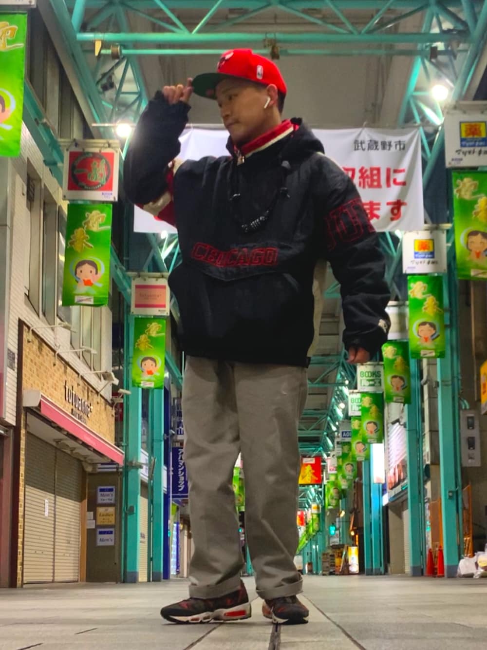 「冬、ブルズ、スターター、starter、シカゴブルズ、ミッチェル&ネス、キャップ、NBA、ディッキーズ(Dickies)、エアマックス」｜「Mitchell&Nessのミッチェル&ネス スナップバックキャップ XLロゴ 2トーン シカゴ ブルズ レッド Mitchell&Ness（キャップ、レッド系）」を使った、Kosukeさん（メンズ・168cm）の冬コーディネートの1枚目の写真