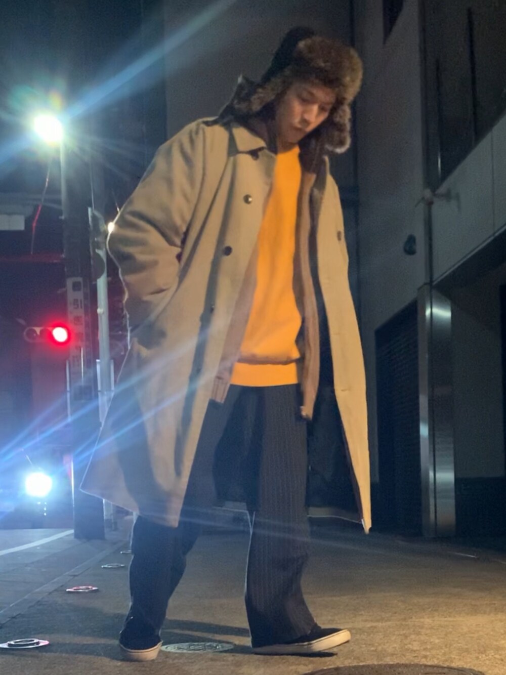 ベージュ系のジャケット/アウター、イエロー系のスウェット、ブラック系のスラックスを着用したメンズの冬コーディネートの1枚目の写真